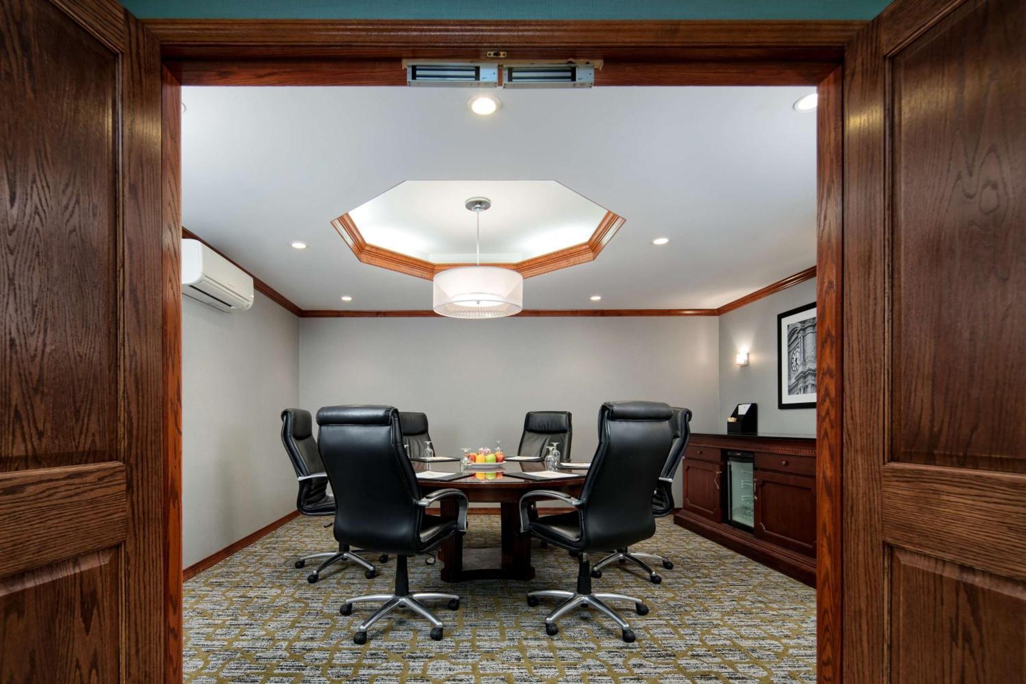 Готель Doubletree By Hilton Philadelphia Airport Екстер'єр фото